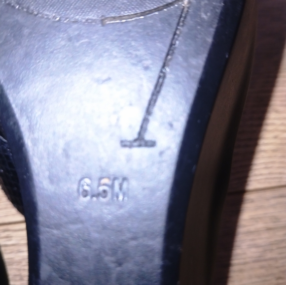 💥CLOSING Nov.1 SALE 💥 GUESS women's sandals with gold hardware - Picture 4 of 10